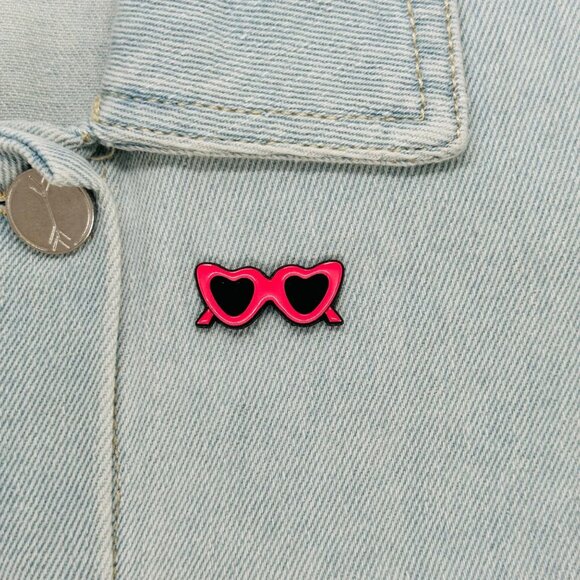 ❤️❤️Retro Pink Heart Sunglasses Enamel Pin Heart Shaped Glasses summer brooch - Picture 1 of 5
